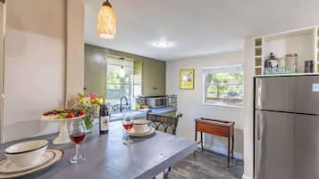 Cottage, 1 letto queen, patio (413 W San - Tristian) | Cucina privata | Macchina per tè/caffè