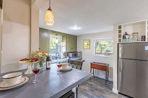 Cottage, 1 letto queen, patio (413 W San - Tristian) | Cucina privata | Macchina per tè/caffè