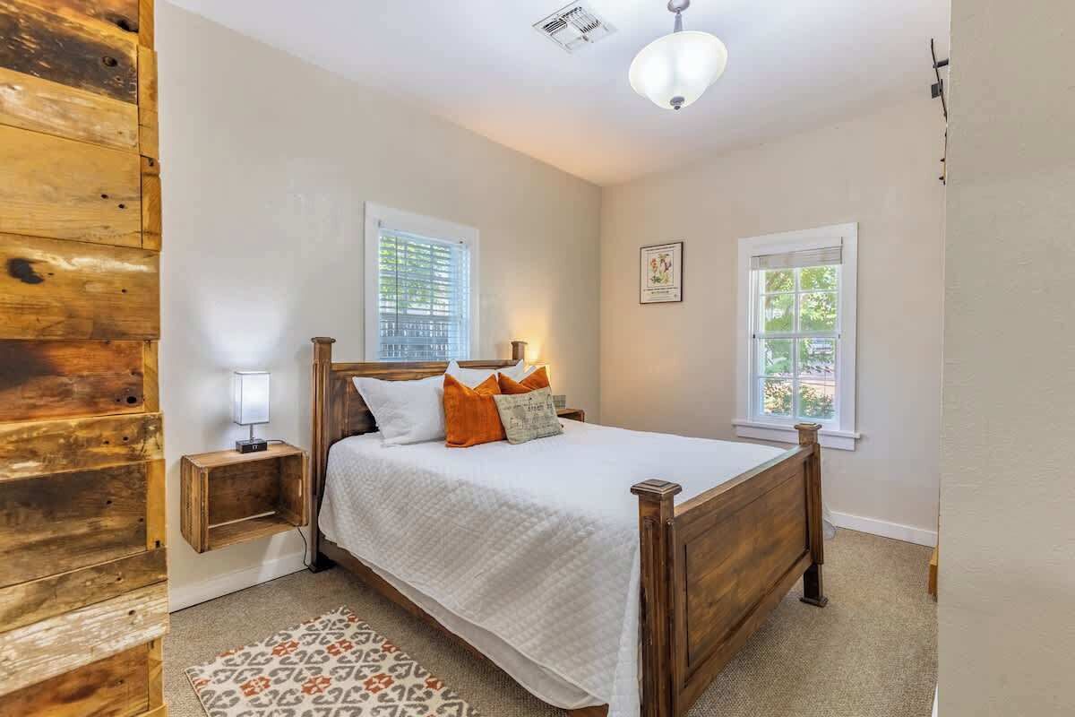 Cottage, 1 letto queen, patio (413 W San - Tristian) | 1 camera, con stile personalizzato, con arredamento individuale