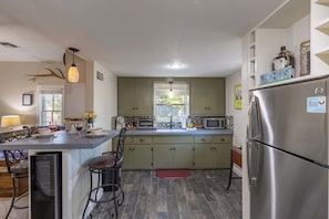 Mökki, 1 keskisuuri parisänky, patio (413 W San - Tristian) | Yksityinen keittiö | Kahvin-/teenkeitin