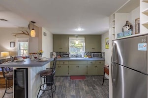 Cottage, 1 letto queen, patio (413 W San - Tristian) | Cucina privata | Macchina per tè/caffè