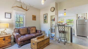 Cottage, 1 letto queen, patio (413 W San - Tristian) | Area soggiorno