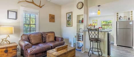 Cottage, 1 Queen Bed, Patio (413 W San - Tristian) | Living area