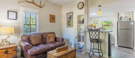 Casa de campo, 1 cama Queen size, patio (413 W San - Tristian) | Área de sala de estar