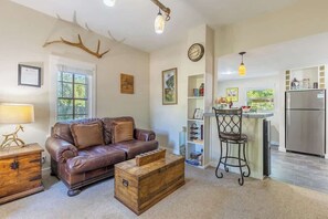 Cottage, 1 Queen Bed, Patio (413 W San - Tristian) | Living area