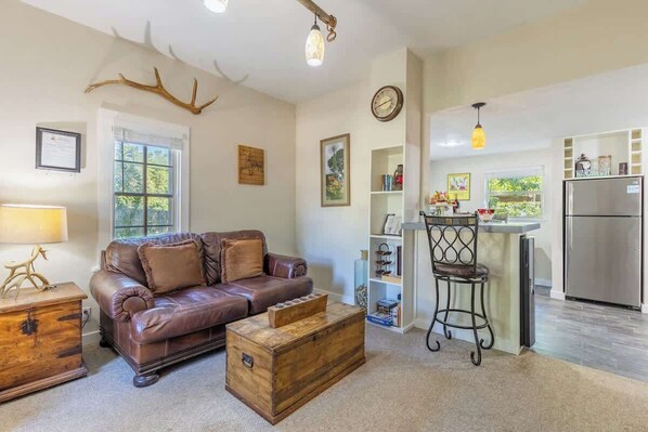 Cottage, 1 Queen Bed, Patio (413 W San - Tristian) | Living area
