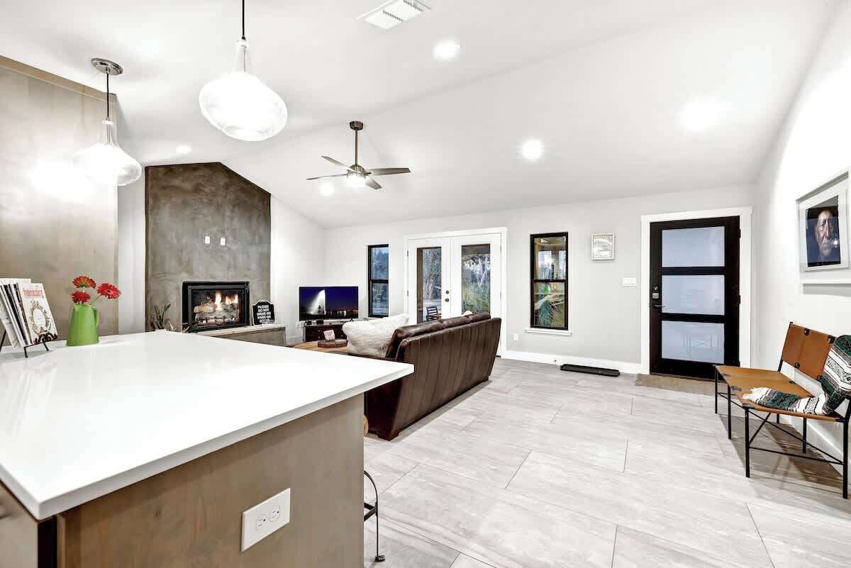 Ferienhaus, Mehrere Betten, Whirlpool (1034 S Eagle St) | Wohnbereich