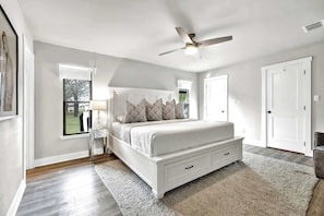 House, Multiple Beds, Hot Tub (1034 S Eagle St) | 3 bedrooms, individually decorated, individually furnished, bed sheets
