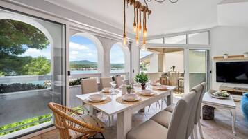 Villa, 4 habitaciones, para fumadores, alberca privada | Comedor