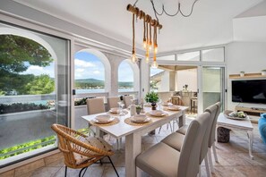 Vila, 4 quartos, para fumantes, piscina particular | Sala de jantar