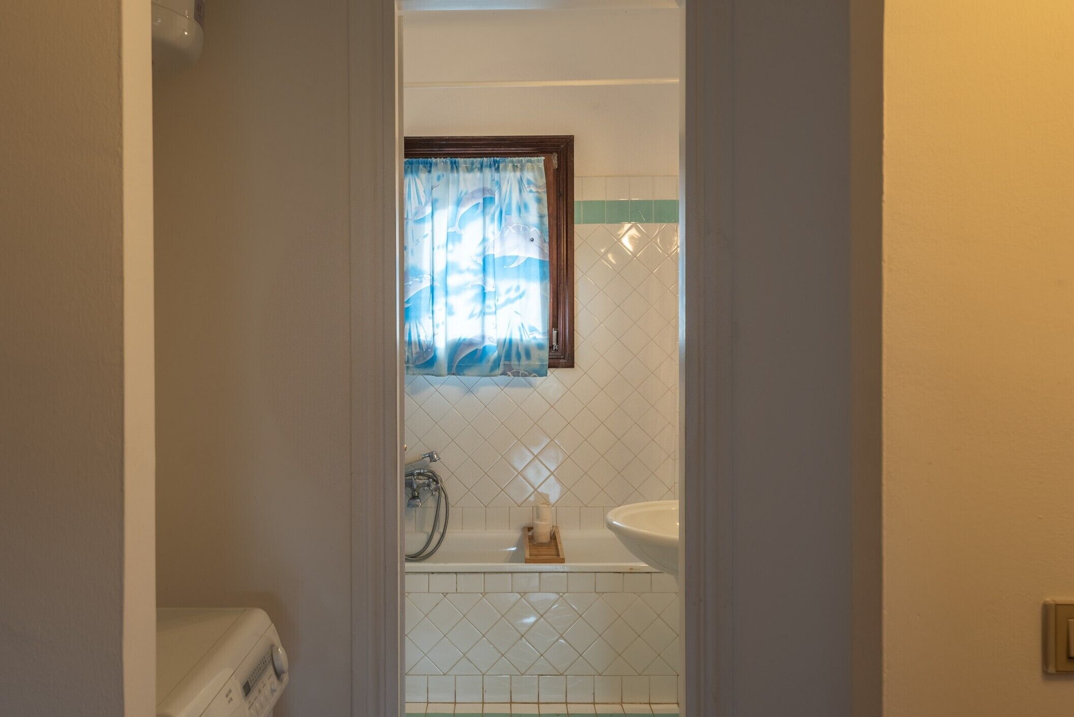 Une salle de bain avec des toilettes, un lavabo et une douche.