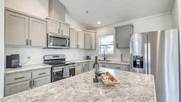 Hus - flera sängar - uteplats (#12 3567 US 290 E) | Eget kök | Kaffe- och tebryggare