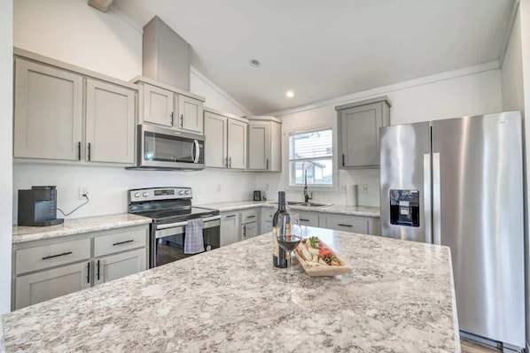 Casa, varias camas, patio (#12 3567 US 290 E) | Cocina privada | Cafetera y tetera