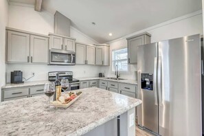 Nhà, nhiều giường, sân hiên (#12 3567 US 290 E) | Bếp riêng | Dụng cụ pha cà phê/trà 