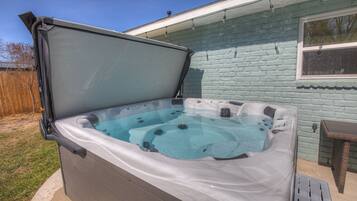 House, 2 Queen Beds, Hot Tub | Outdoor spa tub