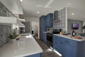 House, 2 Queen Beds, Hot Tub | Private kitchen