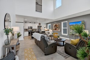 TV - Soaring 2-level Point Venture Home on Lake Travis (Leander)