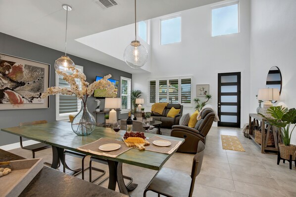 Winery - Soaring 2-level Point Venture Home on Lake Travis (Leander)