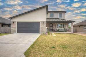 Exterior - Soaring 2-level Point Venture Home on Lake Travis (Leander)