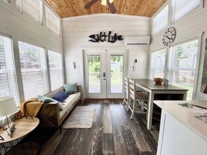 Ferienhaus, Mehrere Betten, Terrasse | Wohnbereich | Flachbildfernseher