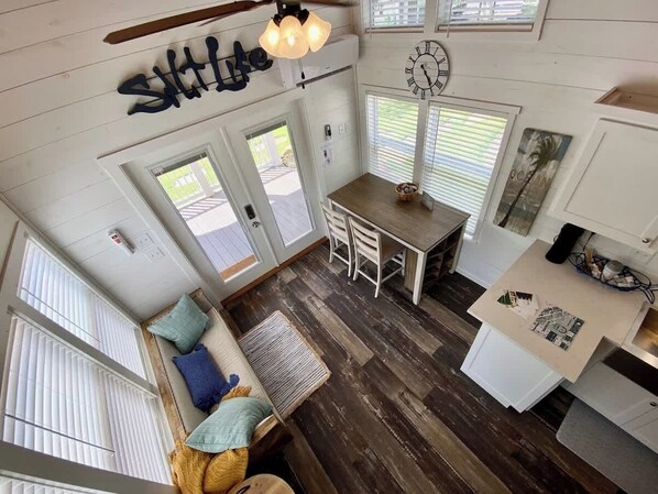 Casa, varias camas, patio | Área de sala de estar | Televisión de pantalla plana 