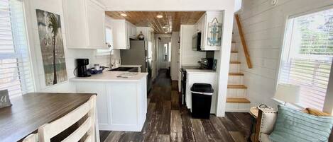 Casa, varias camas, patio | Cocina privada | Frigorífico, microondas, horno y placa de cocina