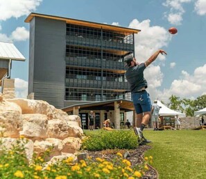 المنطقة المحيطة بالمنشأة