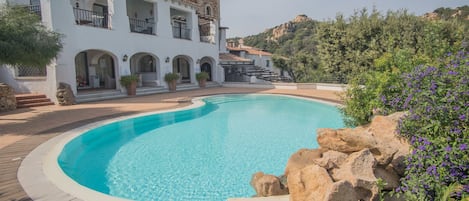 Departamento, 1 habitación, balcón | Alberca | Alberca al aire libre