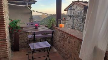 Nhà, 2 phòng ngủ, hiên | Ban công