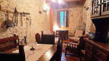 Rumah, 2 kamar tidur, teras | Ruang makan