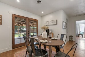 Dining - Modern Farmhouse With Hottub Fire Pit & Games! (Fredericksburg)