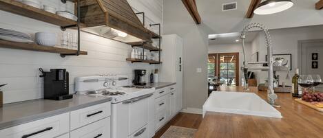 House, Multiple Beds, Hot Tub | Private kitchen | Fridge, microwave, oven, stovetop