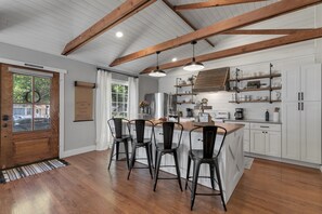 Private kitchen - Modern Farmhouse With Hottub Fire Pit & Games! (Fredericksburg)