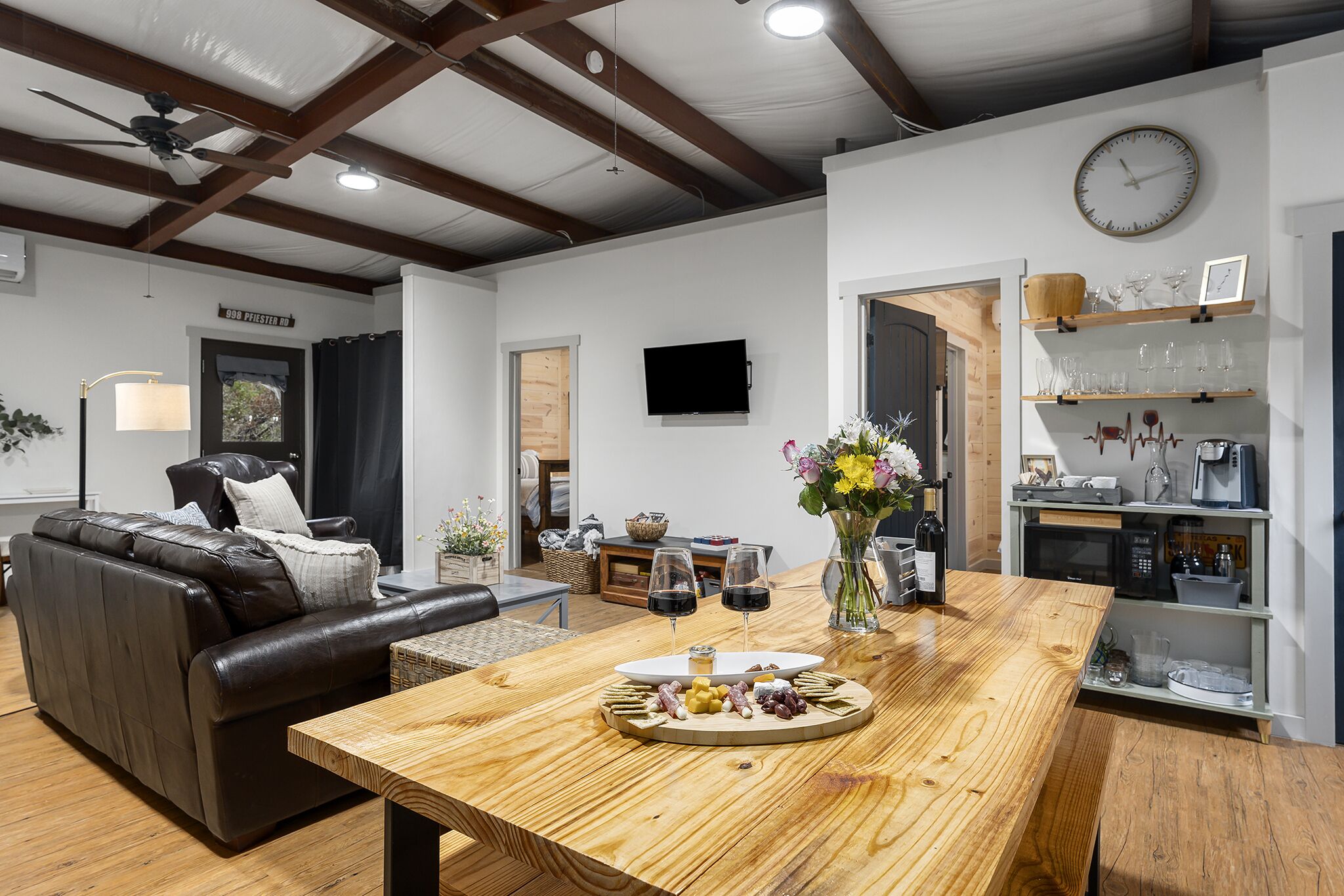 House, 2 Queen Beds, Lanai | Living area | TV