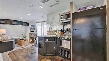 Maison, 1 grand lit, bain à remous | Cuisine privée | Réfrigérateur, micro-ondes, four, plaque de cuisson