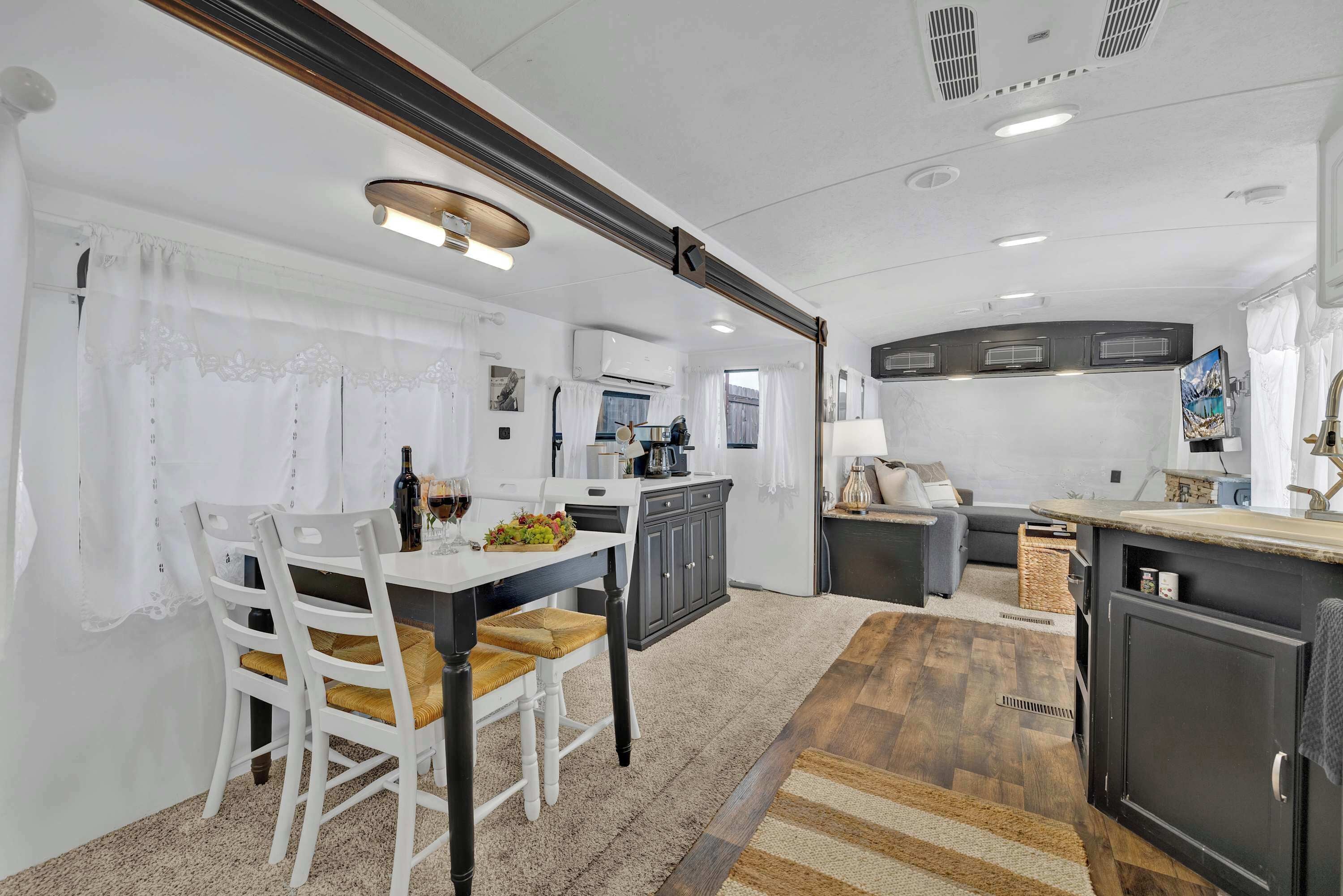 House, 1 Queen Bed, Hot Tub | Dining