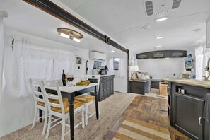 House, 1 Queen Bed, Hot Tub | Dining