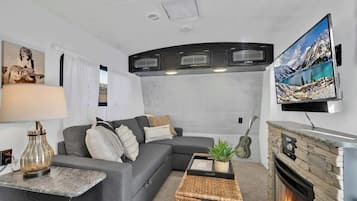 House, 1 Queen Bed, Hot Tub | Living area | TV, fireplace