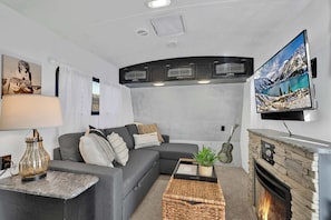 Casa, 1 cama Queen size, hidromasaje | Área de sala de estar | Televisión y chimenea