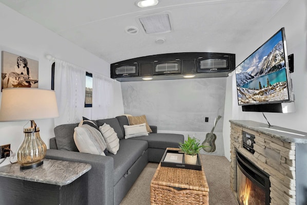 House, 1 Queen Bed, Hot Tub | Living area | TV, fireplace