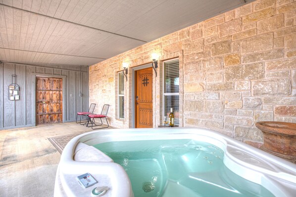 Ferienhaus, 1 King-Bett, Whirlpool | Badezimmer | Handtücher, Toilettenpapier