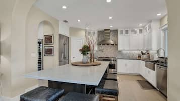 Ferienhaus, Mehrere Betten, Poolzugang, Bergblick (148 Starry Night M&C) | 5 Schlafzimmer, individuell dekoriert, individuell eingerichtet