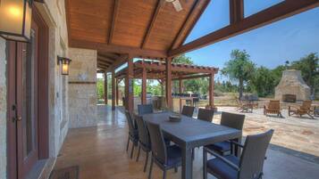 Ferienhaus, Mehrere Betten, Poolzugang, Bergblick (148 Starry Night M&C) | Speisen im Freien