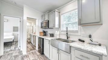 Casa, 1 cama King size, patio (#16 3567 US 290 E) | Cocina privada | Cafetera y tetera