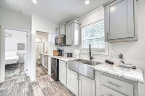 Casa, 1 cama King, varanda (#16 3567 US 290 E) | Cozinha privada | Cafeteira/chaleira