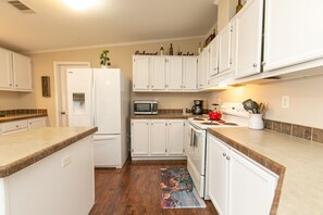 Private kitchen - Hill Country Escape/lrg Patio/minutes to Wineries (Fredericksburg)