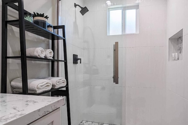 Serviettes fournies, savon, papier de toilette