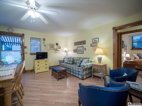 Apartment, 2 Bedrooms | Living area