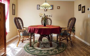 Dining - Room-pleasant Days Lodging Scallop Room (Homosassa)