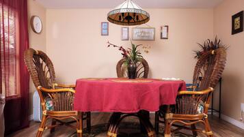 Shared Dormitory, 1 Bedroom, Smoking, Garden View | Dining room